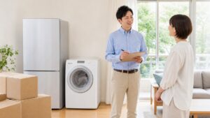 武蔵野市の明るい室内で冷蔵庫と洗濯機を出張査定する買取名人の日本人スタッフ